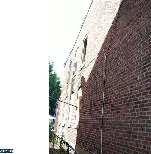2nd image of 835 Beatty St