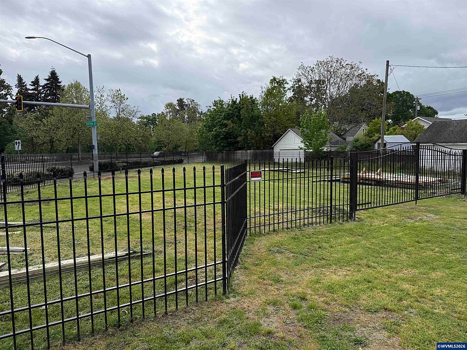1st image of 800 17th St SE