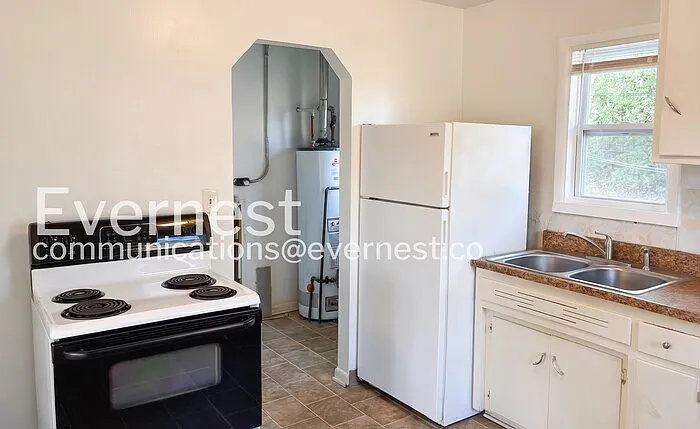 231 N Roosevelt Ave — Photo 2