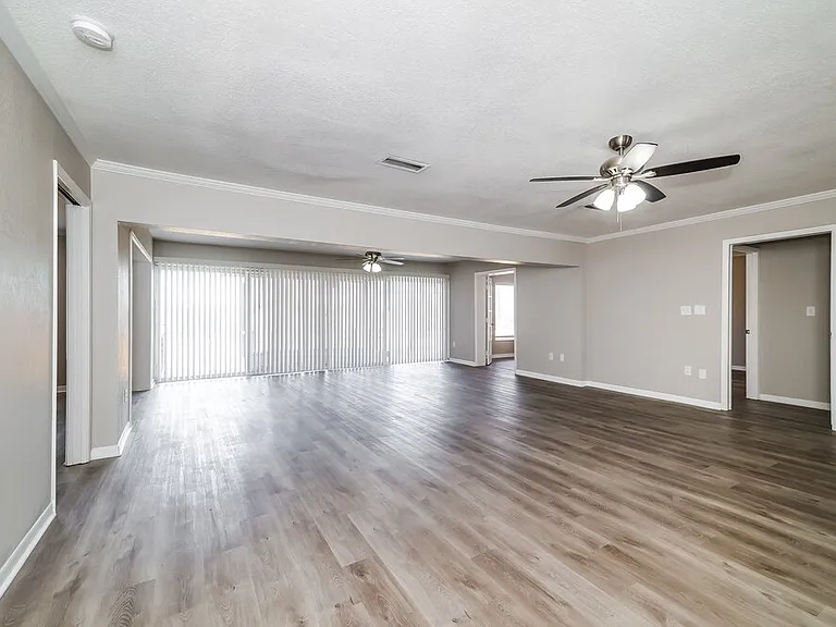 1033 Campbell Ave — Photo 6