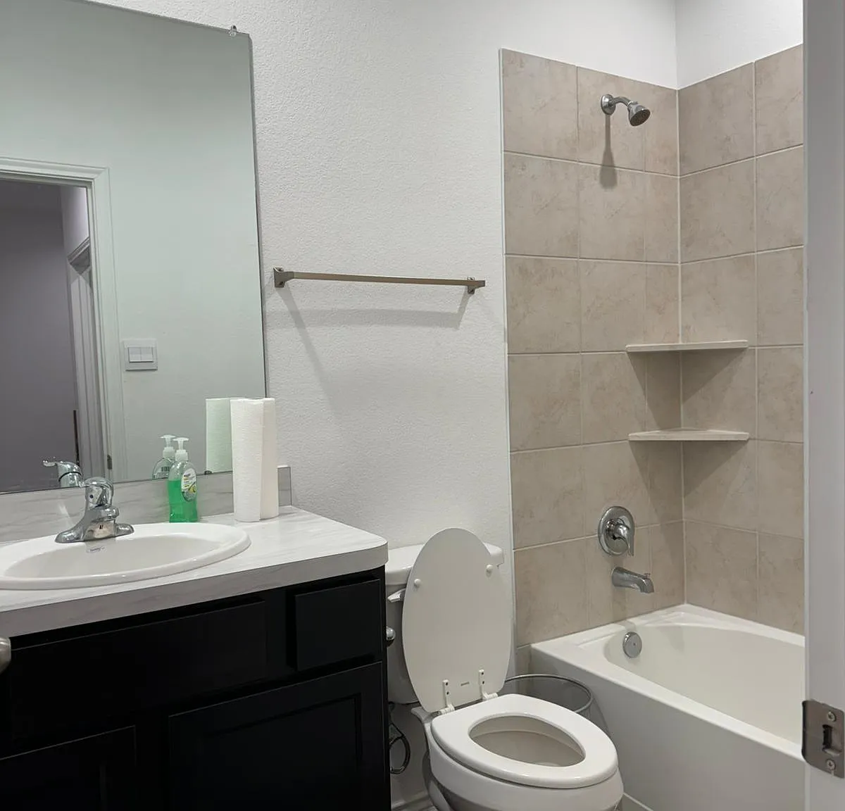 4 bed, 3.0 bath, 2700 sqft, $866 — Photo 4
