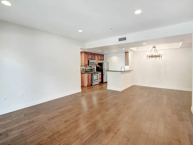 4410 Sepulveda Apartments — Photo 32