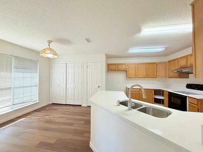 4512 Queenswood Dr — Photo 9