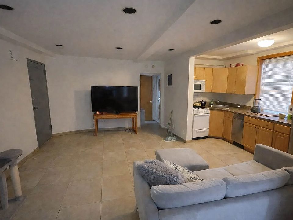 2nd image of 2247 28th St APT 1F