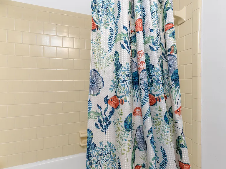 Hall full bathroom with tub/shower.