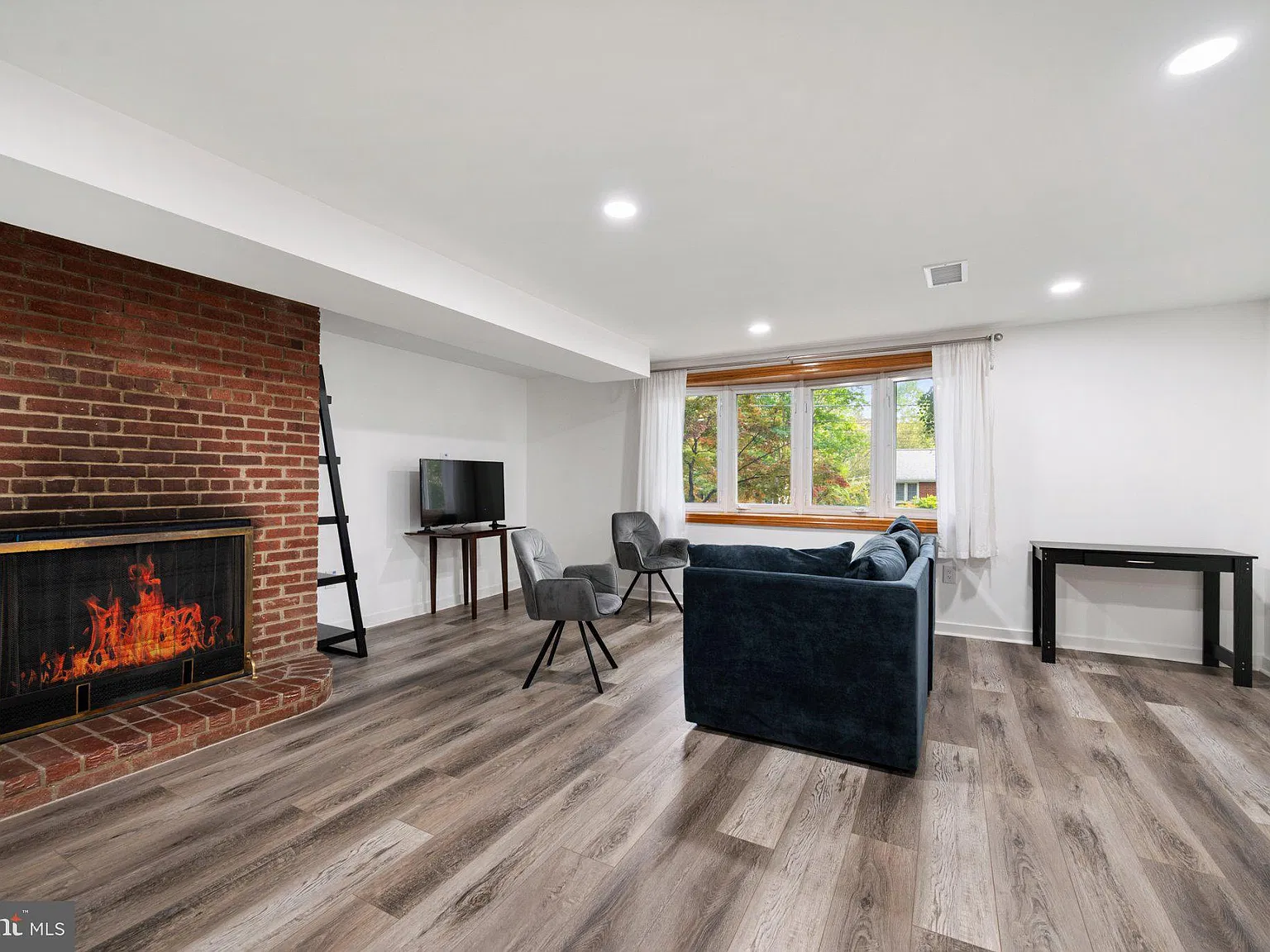 1 bed, 1.0 bath, 3500 sqft, $1,999 — Photo 3