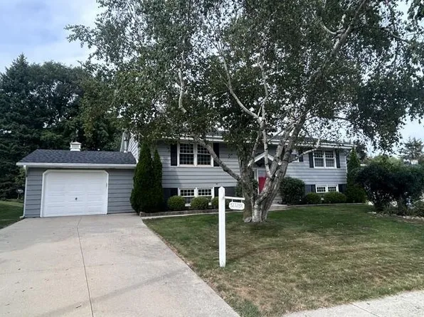 648 Hollybrook LANE, Saukville, WI 53080