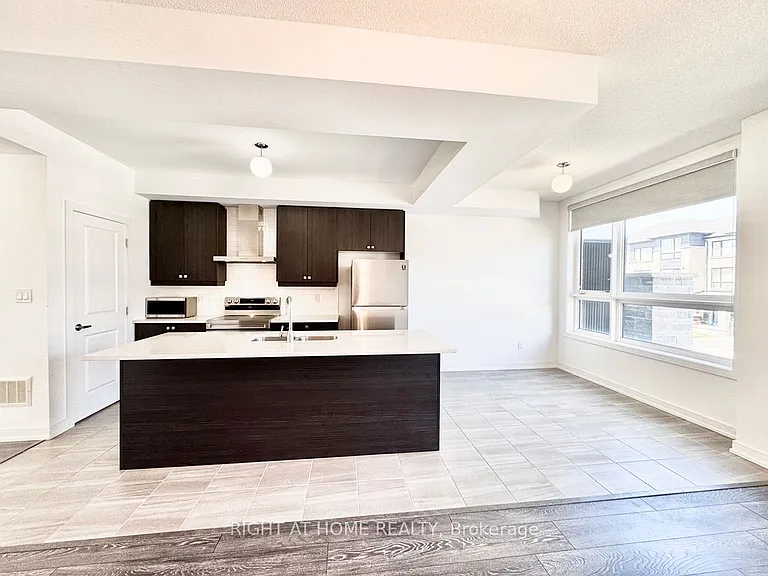 16 Blue Forest Cres — Photo 3