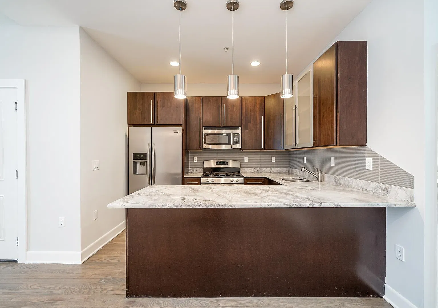 3 bed, 2.0 bath, $5,300 — Photo 2