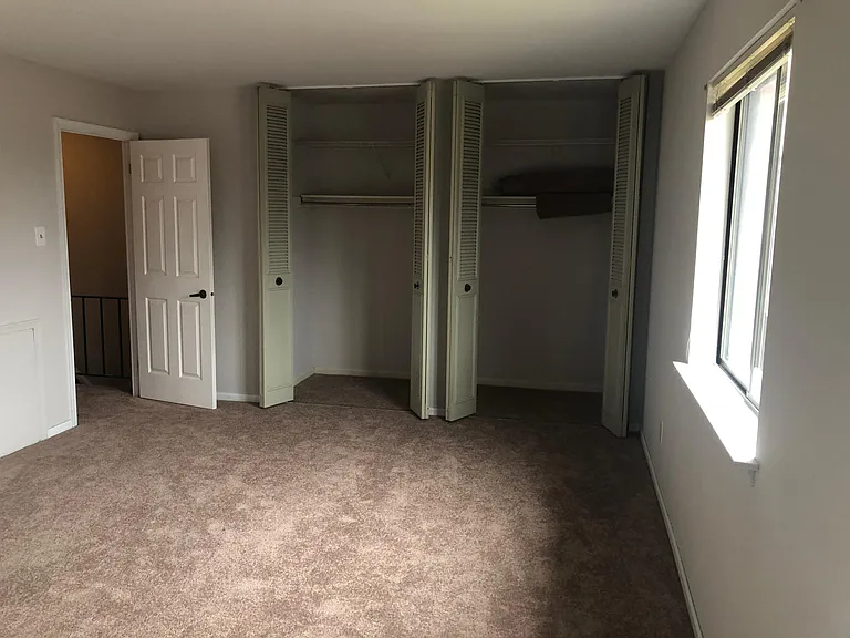 131 Caernarvon Ct — Photo 34