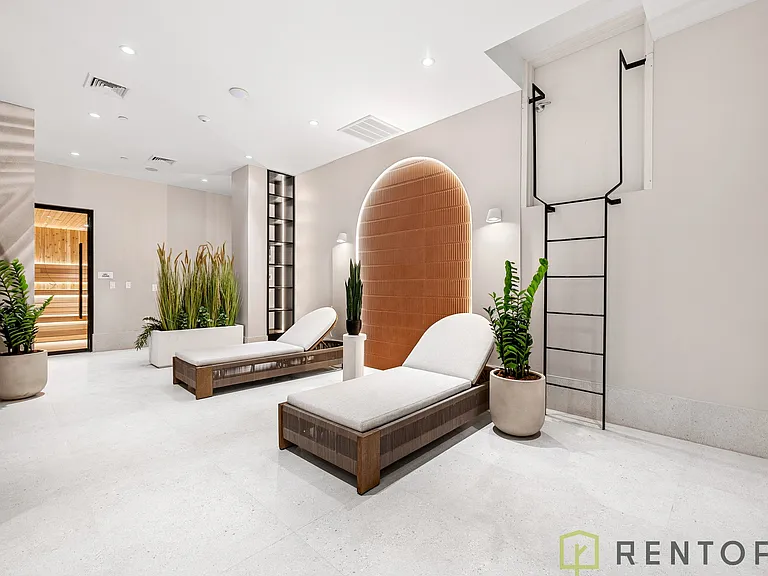 555 W 45th St #6A — Photo 45
