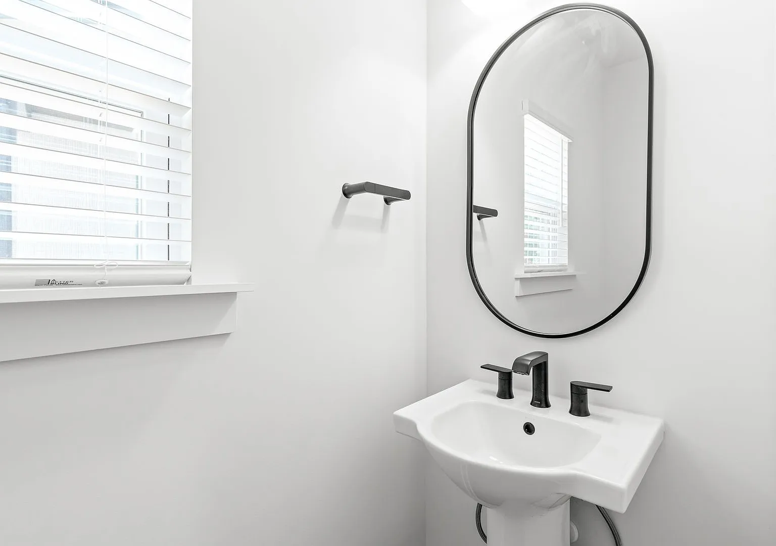 Move-in Ready Modern Townhome!! — Photo 4