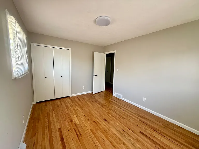 24051 Russell Ave — Photo 16