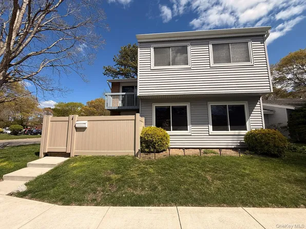 212 Springmeadow Drive #M, Holbrook, NY 11741