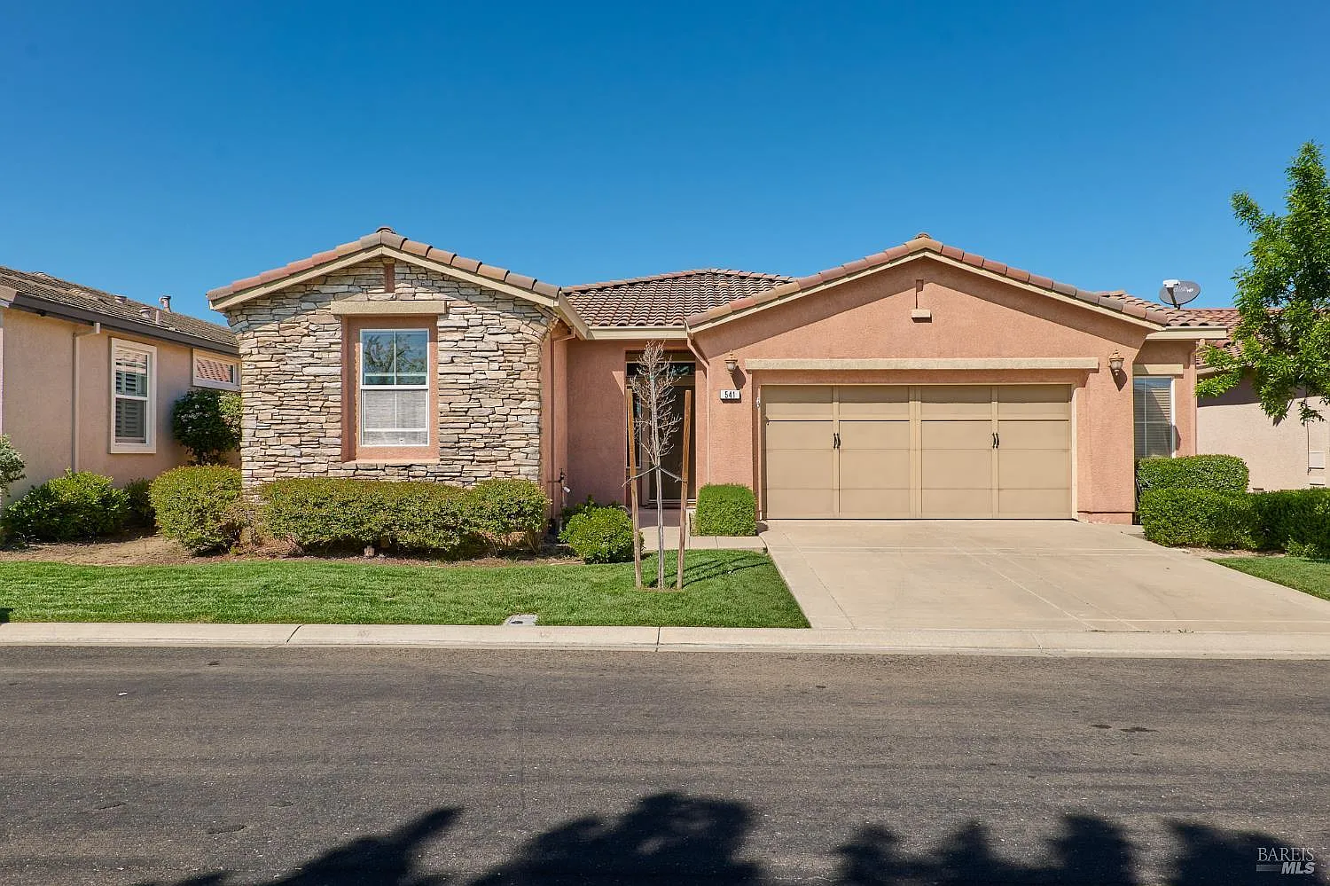 541 Redmont photo 1