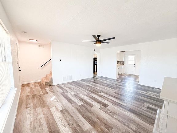 4th image of 2910 NE Bellevue Cir