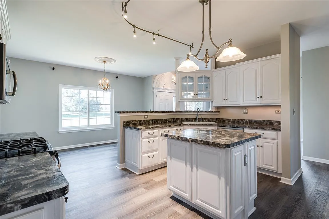 2 bed, 1223 sqft, $2,300 — Photo 4