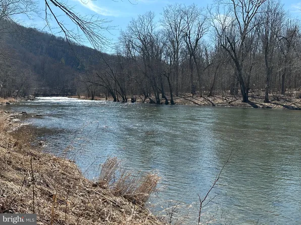 13718 Cacapon Rd, Great Cacapon, WV 25422