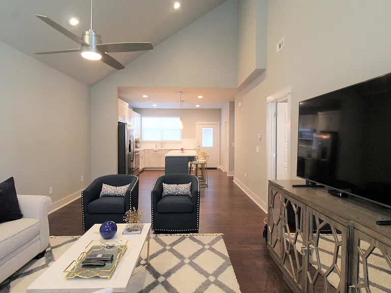 2047 S Florida Way — Photo 2