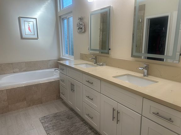 5-piece en suite master bathroom