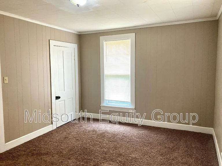 214 W South St — Photo 8