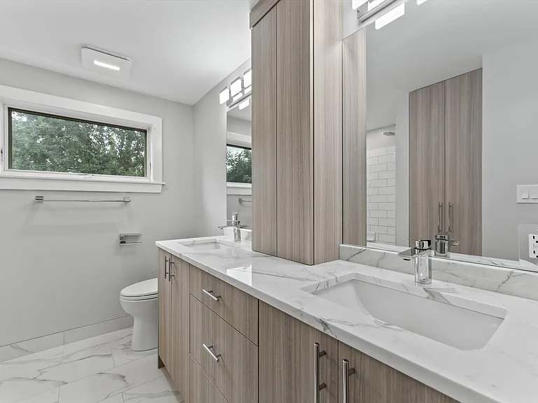 1054 Saxon Dr — Photo 15