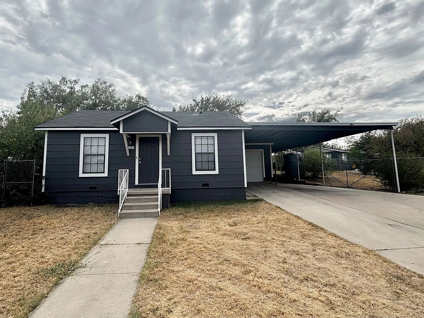 Coming Soon! - 2 Bedroom Home In Angelo Heights! — Photo 2
