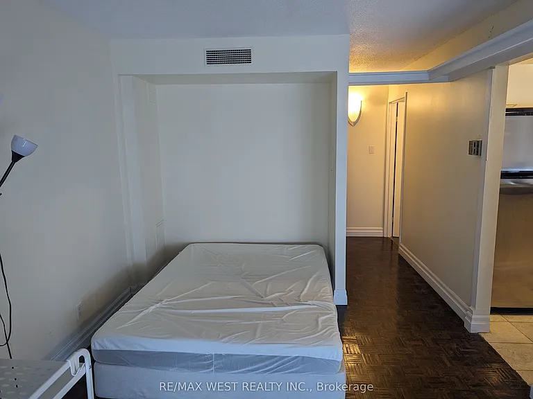 914 Yonge St #1206 — Photo 6