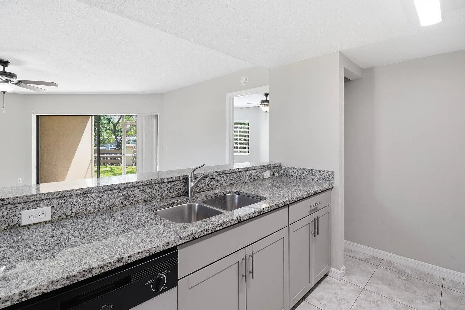 2 bed, 2.0 bath, 1000 sqft, $1,750 — Photo 3