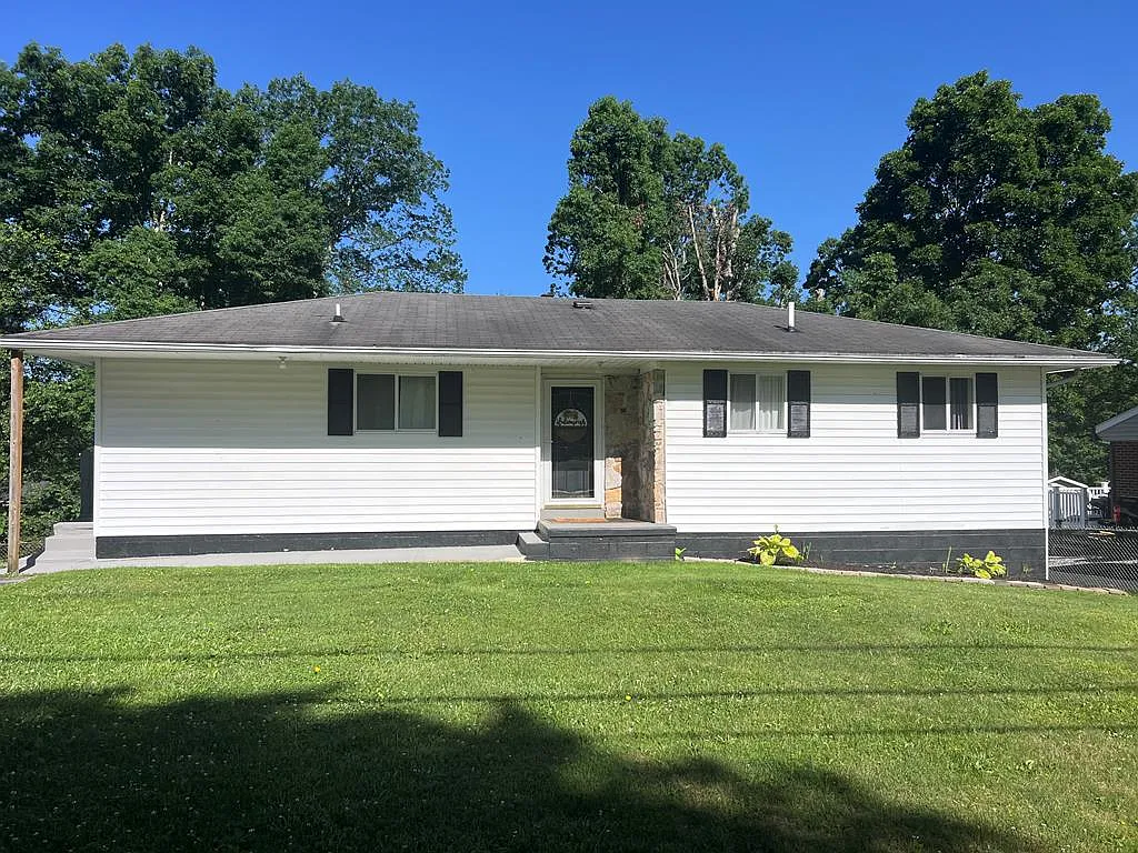 111 Holliday Dr photo 1
