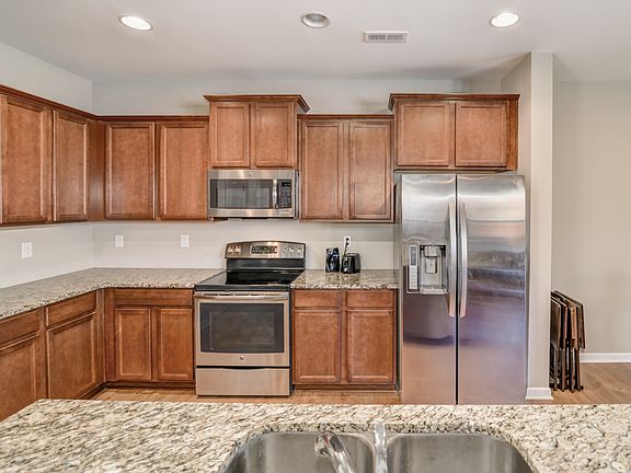 Large kitchen w/ granite