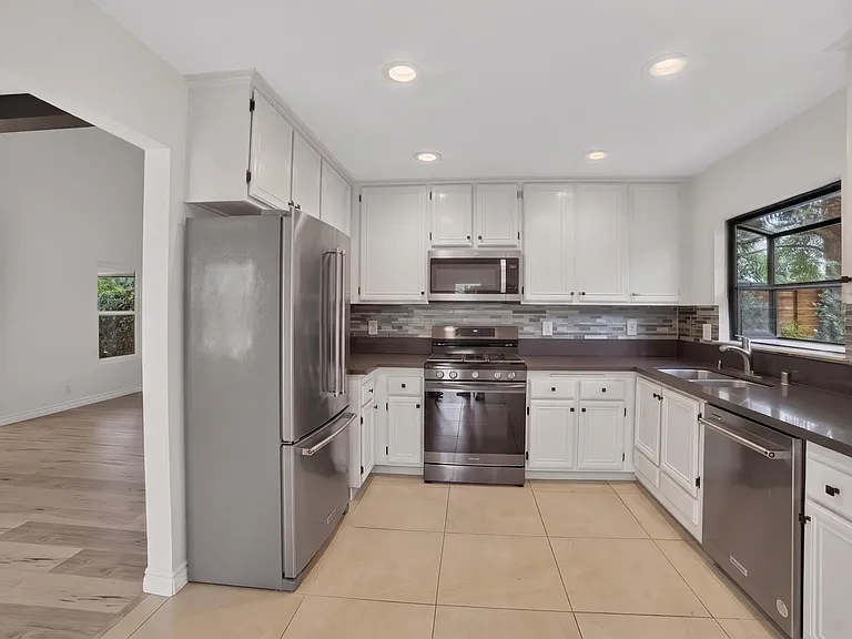 655 W Ontario Ave — Photo 20