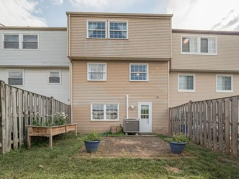 1746 Springfield Ln — Photo 2