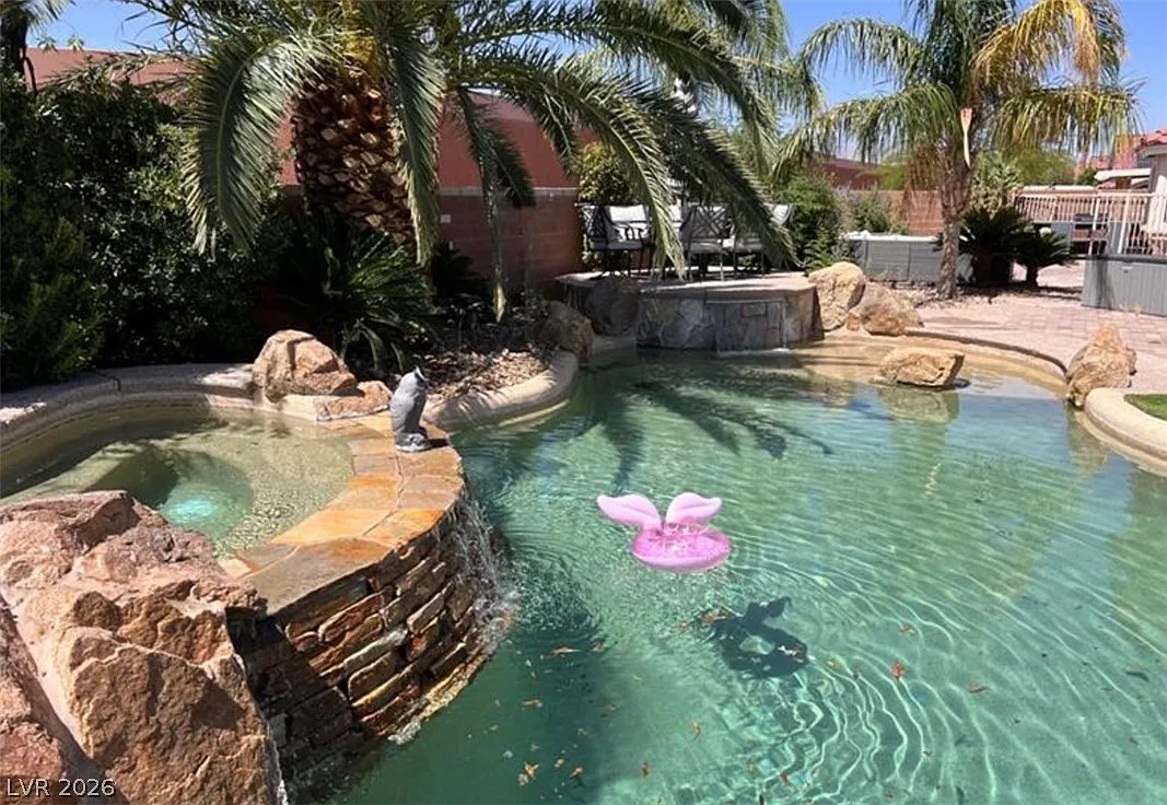 4 bed, 2.0 bath, 2182 sqft, $3,200 — Photo 2