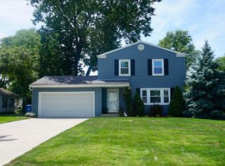 5804 Park Ridge Dr, North Olmsted, OH