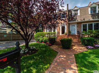 61 Orchard St, Manhasset, NY 11030