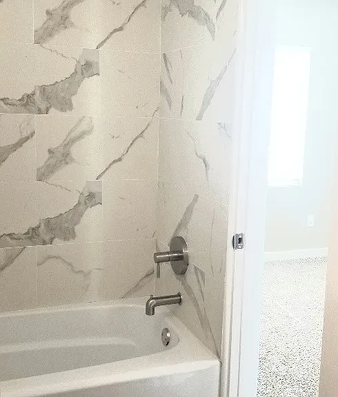 Exec 1bd shower-bedrm entry