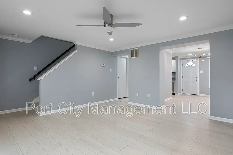 3 bed, 3.0 bath, 1098 sqft, $2,500 — Photo 2