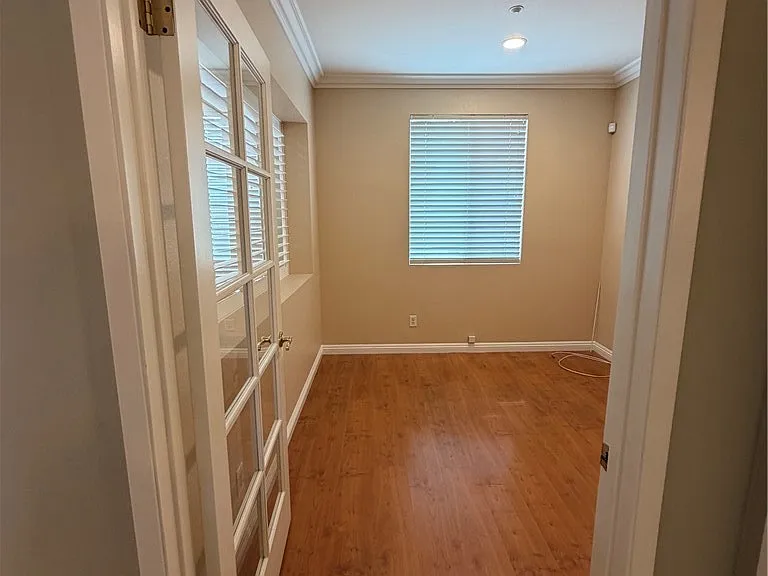 554 Robins Pl — Photo 9