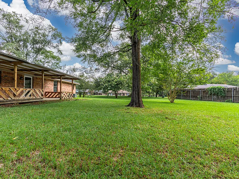 300 Oak Ln — Photo 8