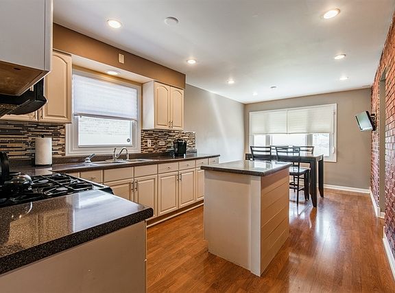 3rd image of 519 Oglesby Ave