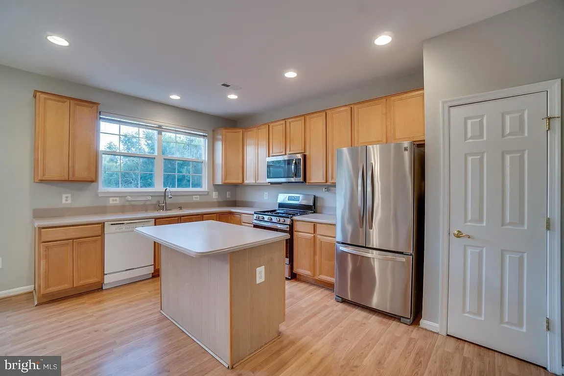 3 bed, 2.5 bath, 2151 sqft, $3,200 — Photo 3