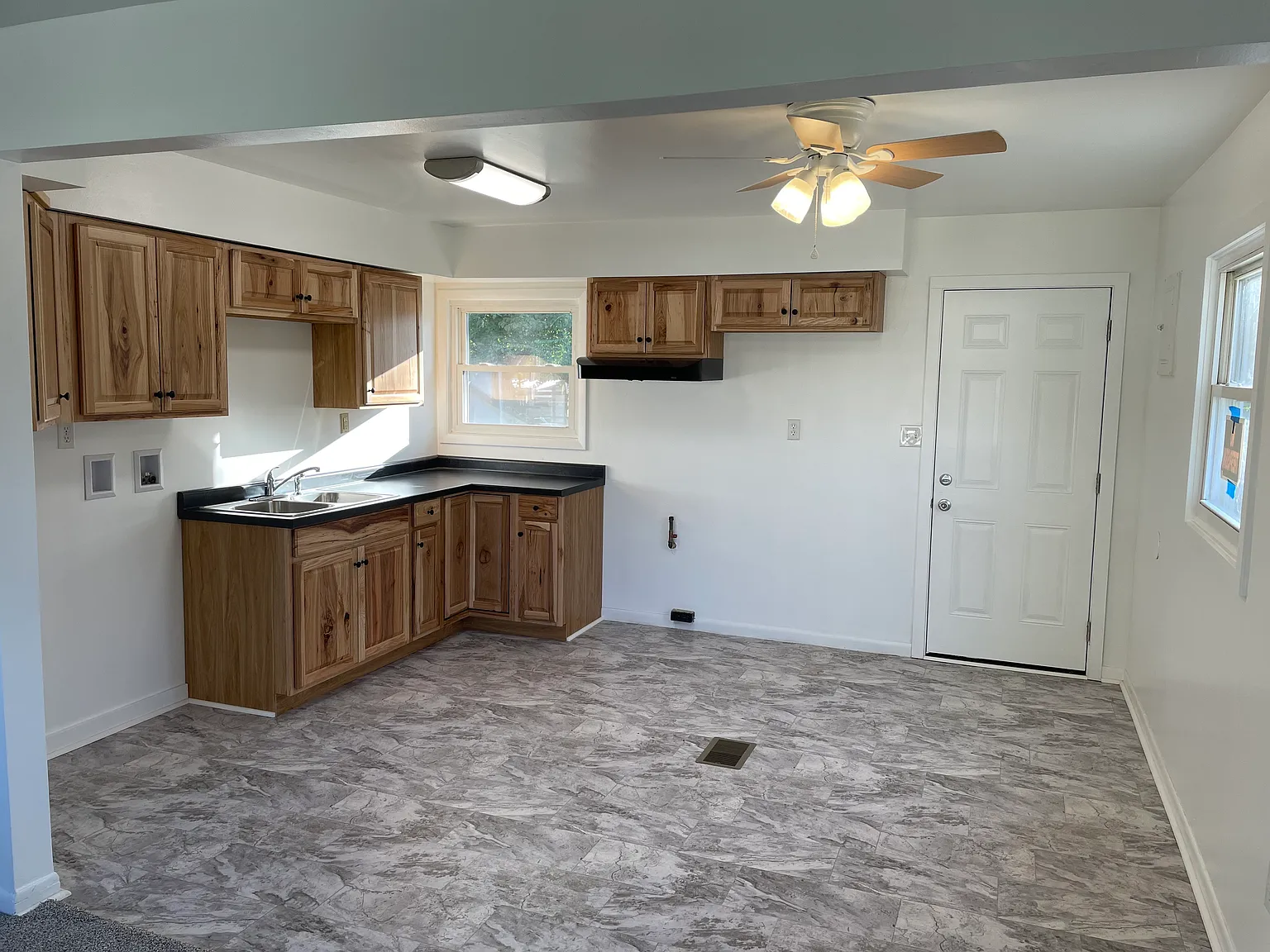 3 bed, 816 sqft, $1,375 — Photo 3