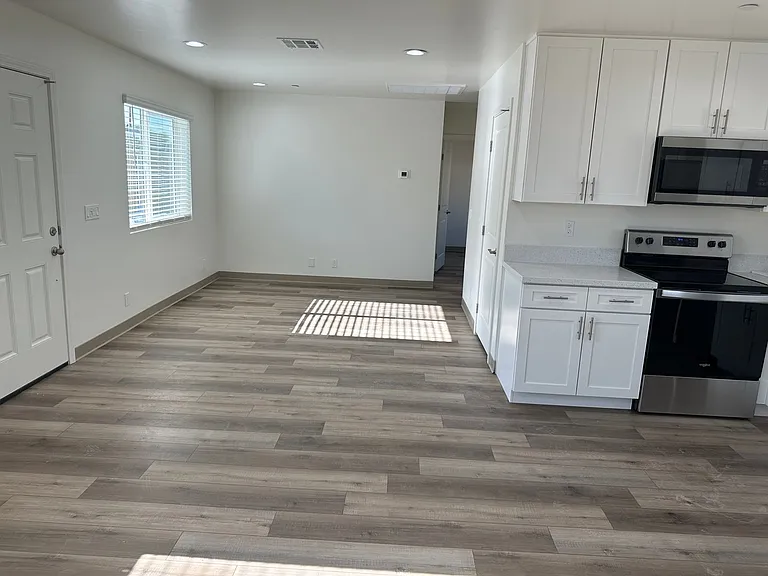 927 W Franklin Ave #B — Photo 6