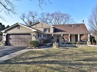 322 S Cambridge Dr, Geneva, IL 60134
