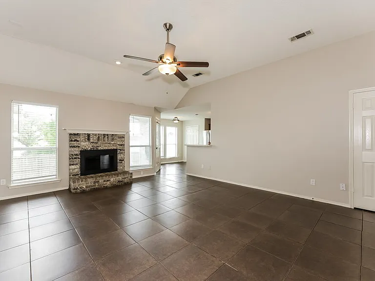 706 Valleycreek Rd — Photo 4