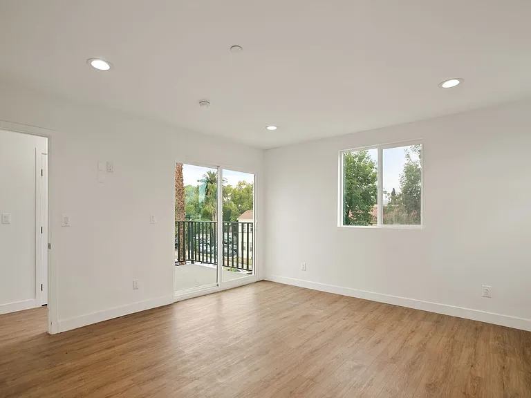 443 N Heliotrope Dr — Photo 13