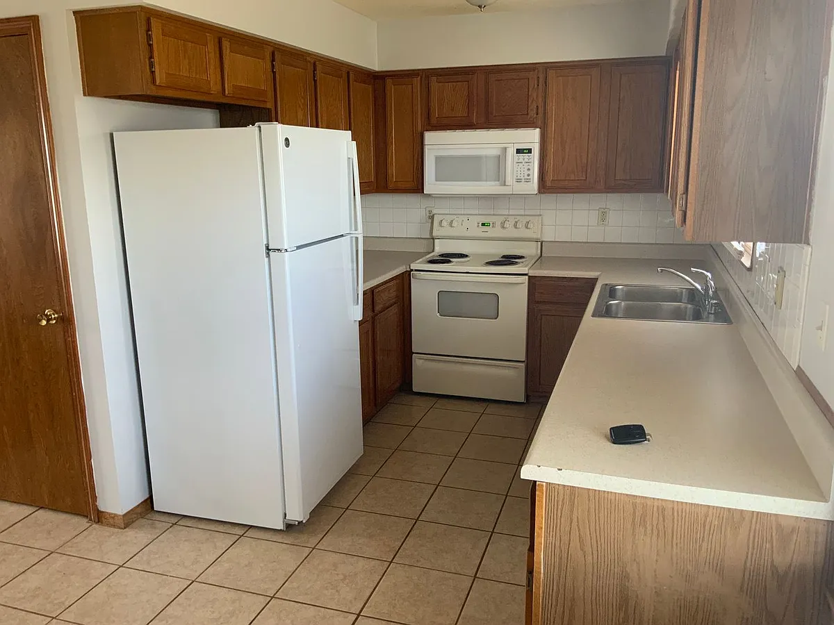 Building Photo - 1747 Redbud Ln