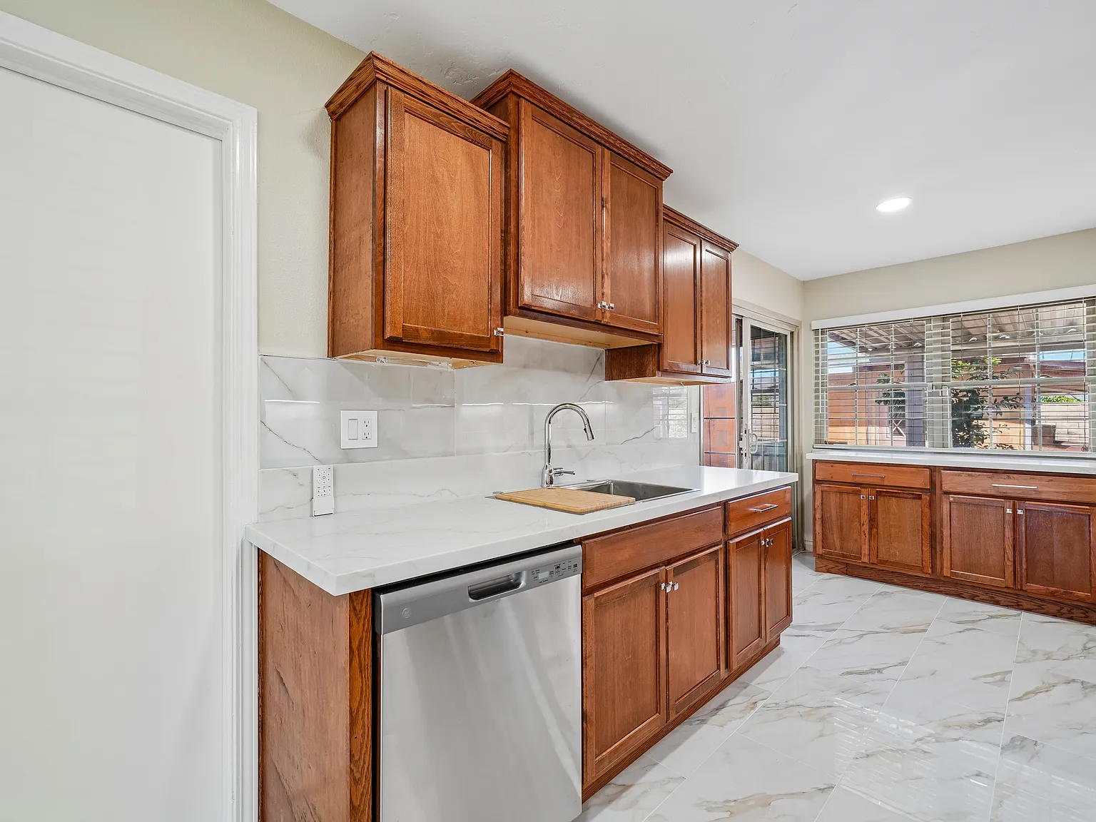 4 bed, 1308 sqft, $3,800 — Photo 3
