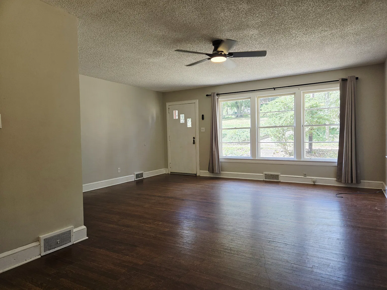 3 bed, 1.5 bath, 1104 sqft, $1,875 — Photo 4
